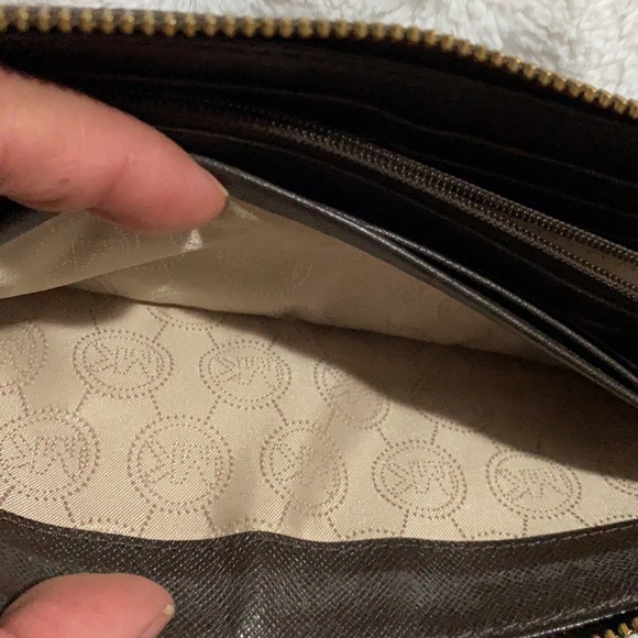 Michael kors  signature Jet set zip around ! - Picture 12 of 13